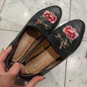 Flower Embroidered loafers